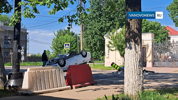 В Шуе перевернулась легковушка